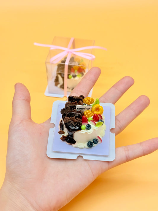 Mini Gâteau Chocolat & Fruits – Décoration en Argile, Fait Main