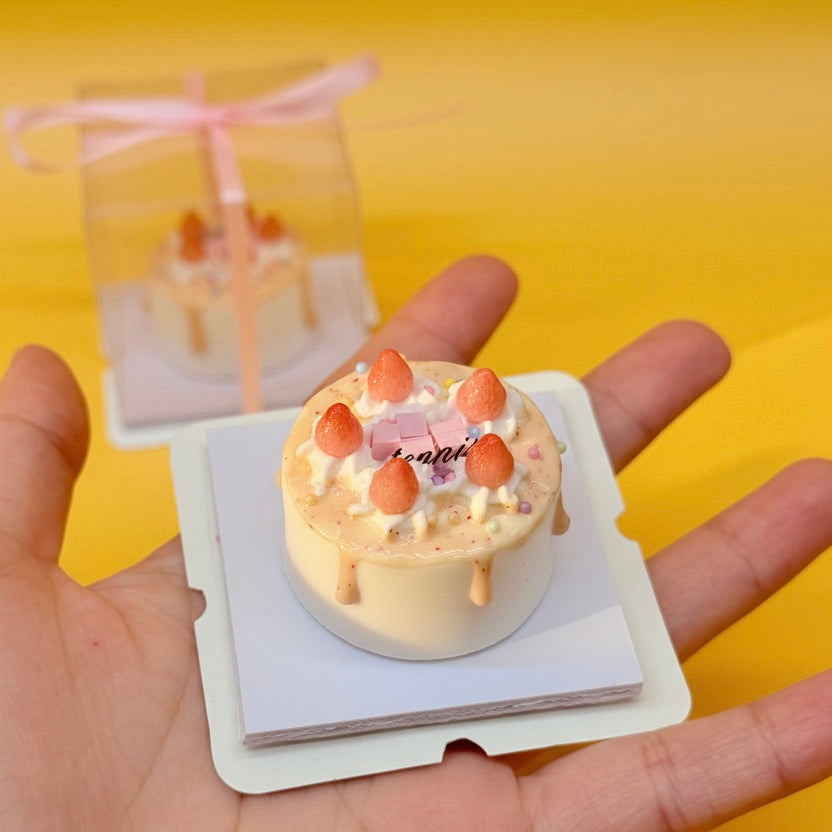 Mini Gâteau Fraise & Crème – Gâteau Miniature en Argile Fait Main