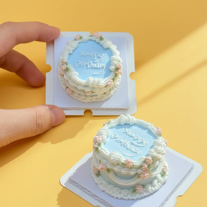 Mini Gâteau d’Anniversaire Vintage – Décoration en Argile, Fait Main