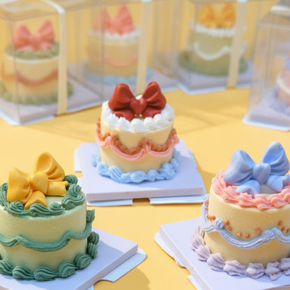 Mini Gâteau Vintage à Nœud – Figurine / Pendentif en Argile Fait Main