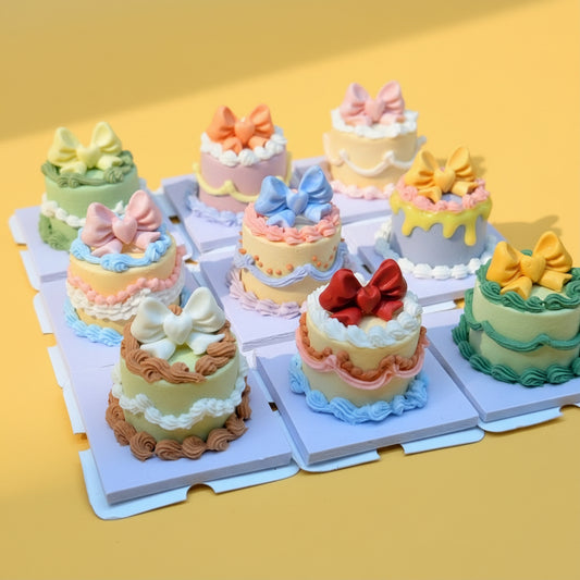 Mini Gâteau Vintage à Nœud – Figurine / Pendentif en Argile, Fait Main