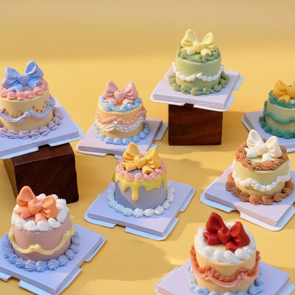 Mini Gâteau Vintage à Nœud – Figurine / Pendentif en Argile Fait Main