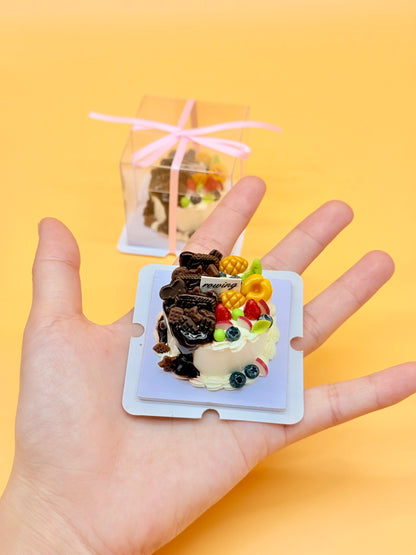 Mini Gâteau Chocolat & Fruits – Décoration en Argile, Fait Main